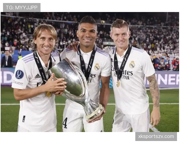 德容与莫德里奇的中场核心之争：组织能力与节奏控制的关键差异