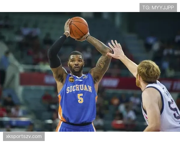 约什·史密斯利用挡拆拉开空间提升三分效率明显超过季后赛表现